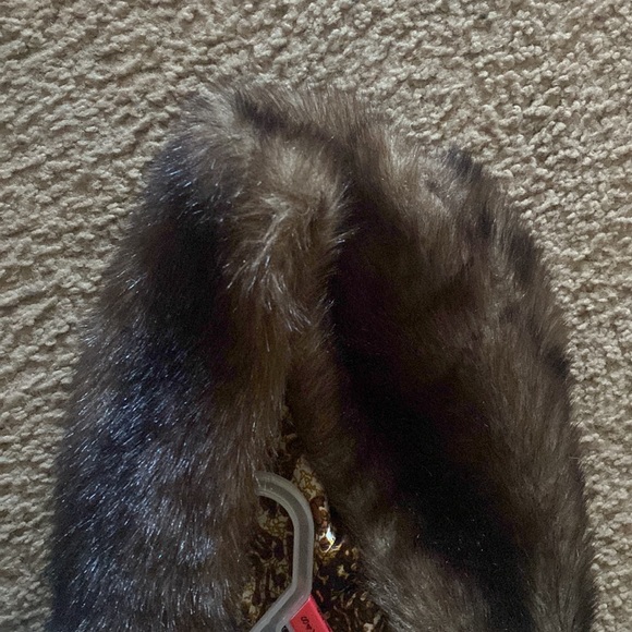 Fur Hooded Vest ! Very high end! Great price worn once. Non smoker - Picture 5 of 5